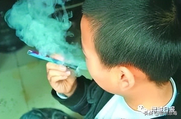 新规落地！*子烟电**早已入侵校园，见到违规产品可立即举报！