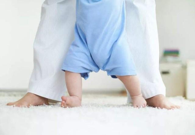 小孩老是光脚有厚袜吗,小孩穿鞋总爱脱