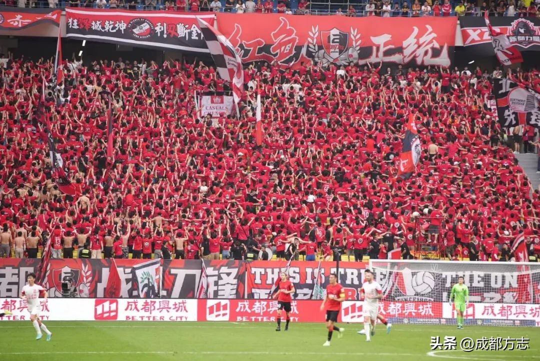 凤凰山主场爆燃场面,成都凤凰山足球场揭秘