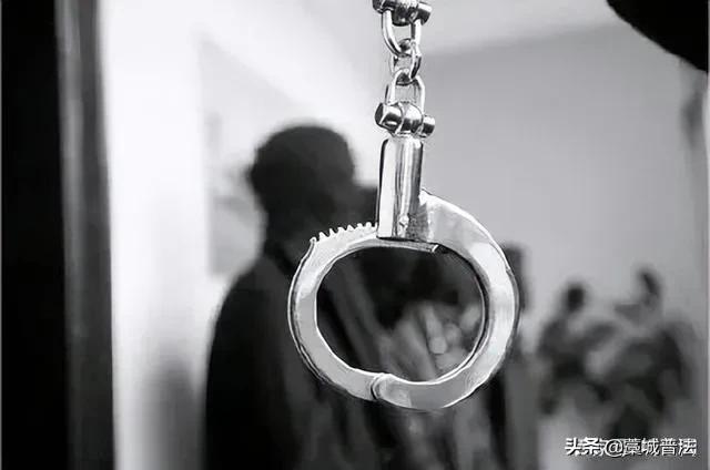 男子闹市开车飙车被举报,在小区停车库抓住醉驾该怎么判