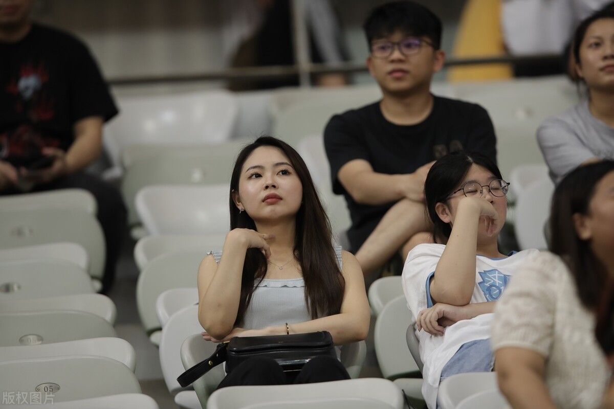 中国足球女球迷惊艳全场,足球看台漂亮的女球迷