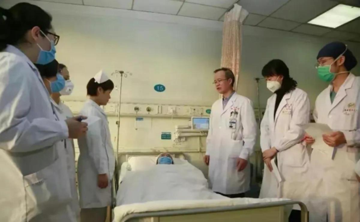 母亲冒生命危险把子宫移植给女儿,43岁妈妈将子宫移植给22岁女儿