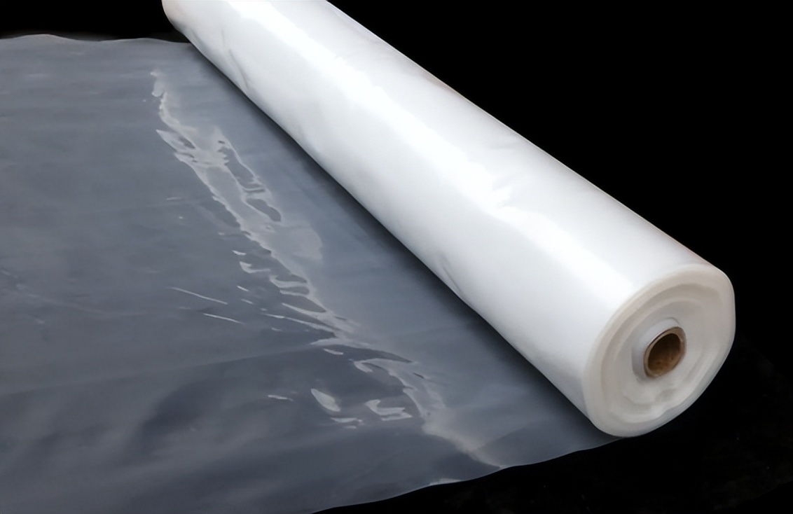 河南一户人家买了一块塑料布，让室内外温差达到23℃，什么原理？