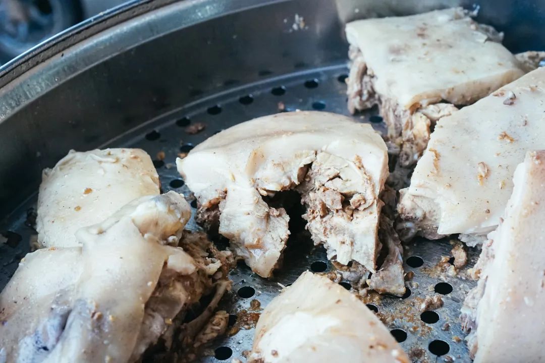 早餐烤乳猪，海鲜论盆卖？这座海岛小城舒坦得有点离谱了