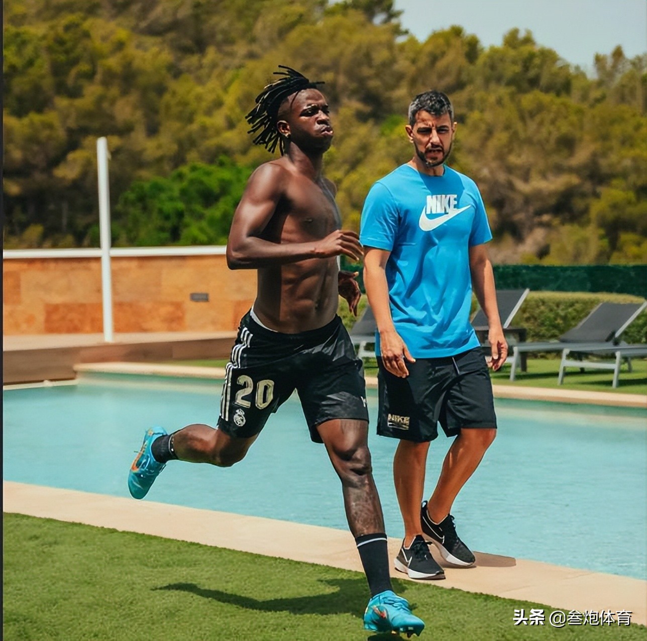 新发型亮相!维尼修斯带3美女泡吧,皇马天王要抢内马尔10号球衣