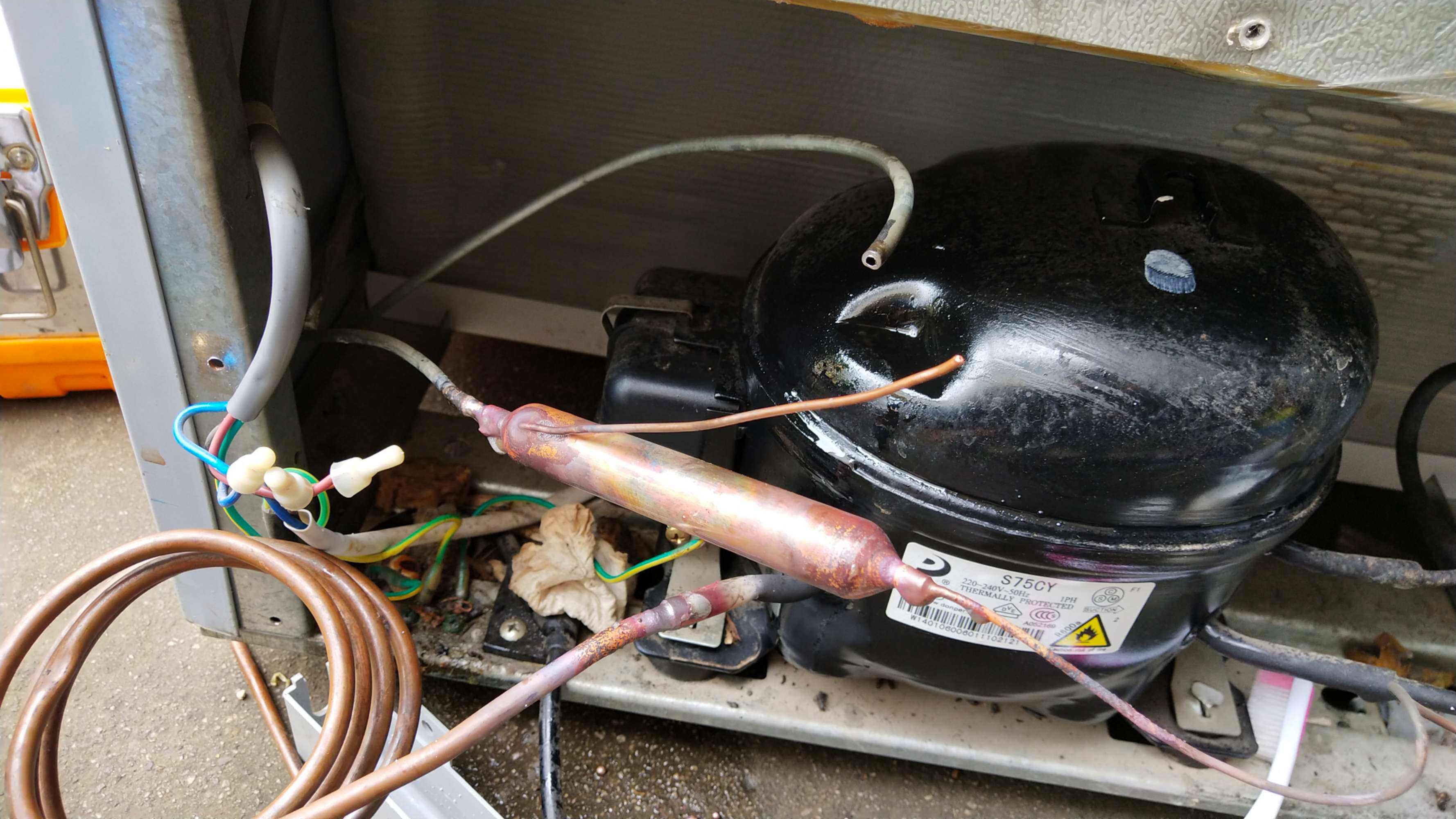 冰箱白天开晚上断电对冰箱有害吗,冰箱四季都通电好还是冬季断电好