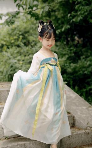 我访谈了十多家服装中小商家,发现他们的“抖音生意经”