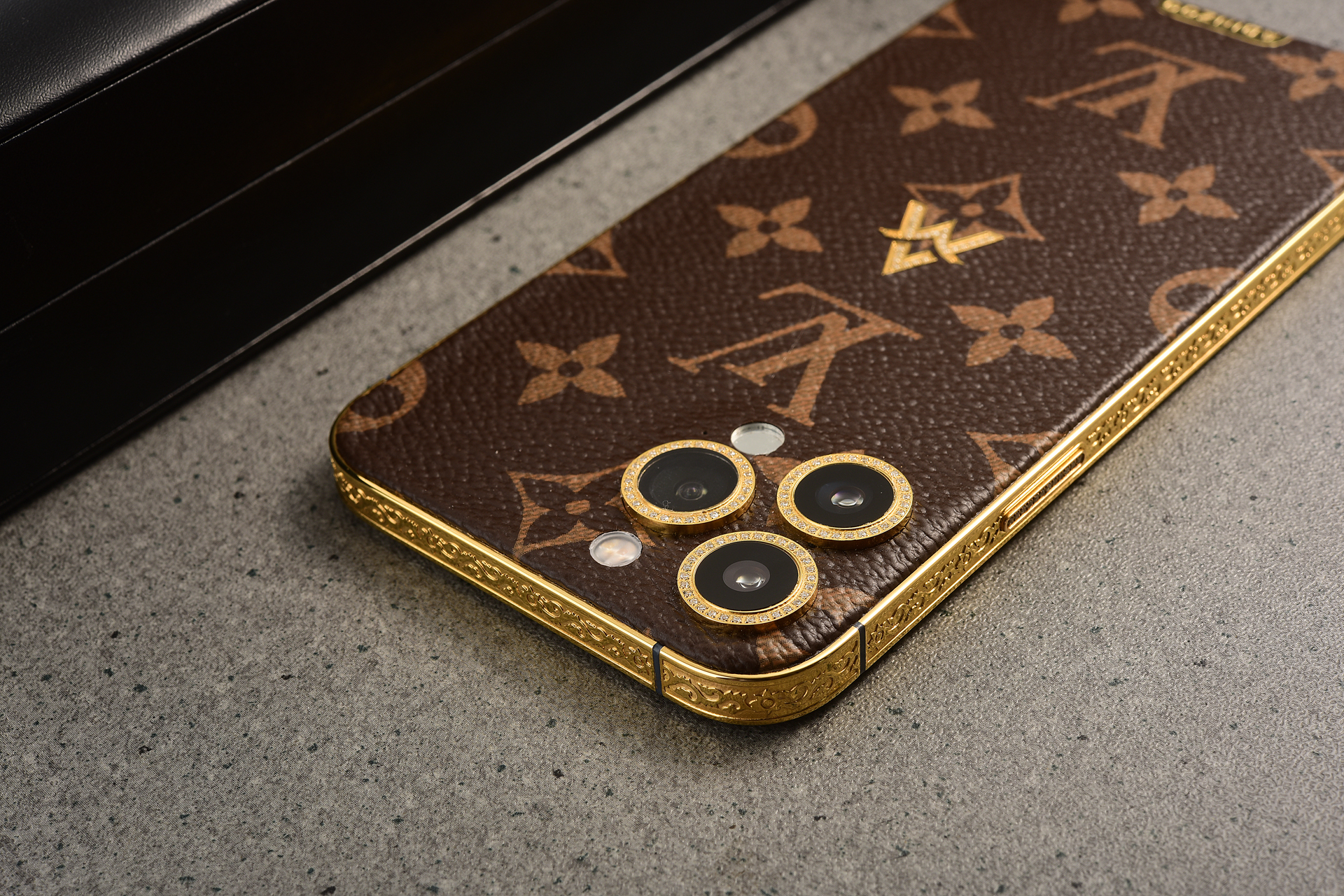 女神节快到了,给女神送一台LV定制的iPhone,如何?