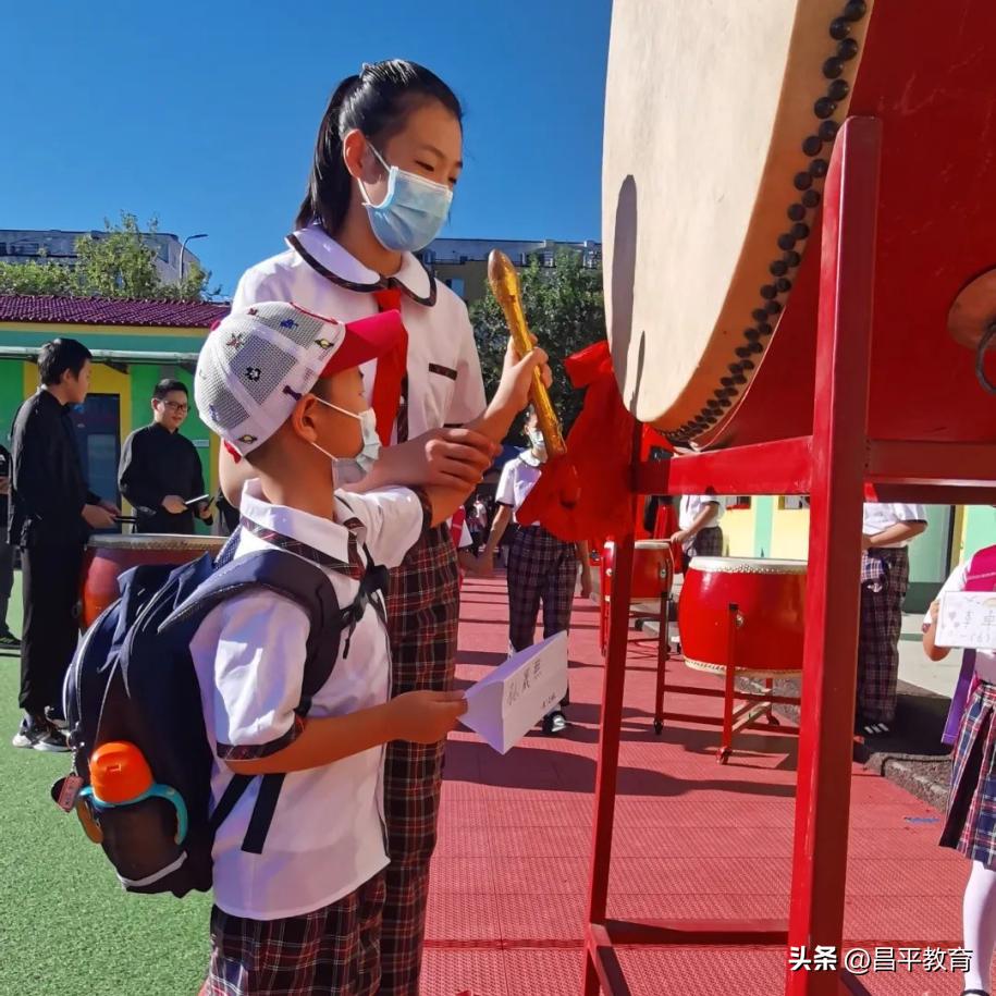 幼儿园入学第一天仪式感文案,新生报到第一天仪式感满格