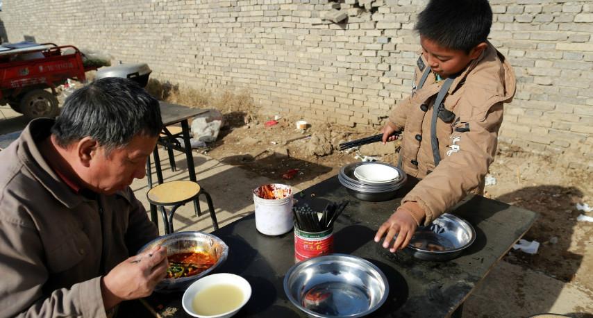 “穷人不配生小孩！”北京女大学生语出惊人，揭开农村儿童遮羞布