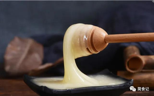 如何用水辨别真假蜂蜜教你一招,怎么辨别真假蜂蜜假蜂蜜不能喝