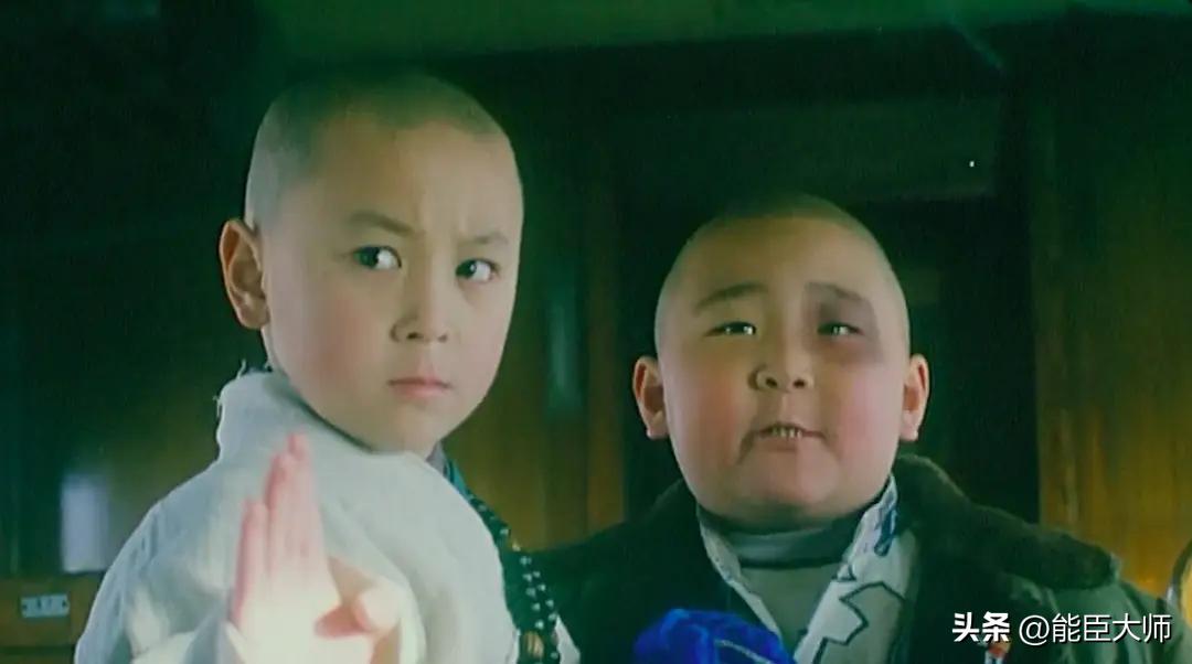 这俩小子当年有多红？不到10岁身价千万，给成龙做颁奖嘉宾