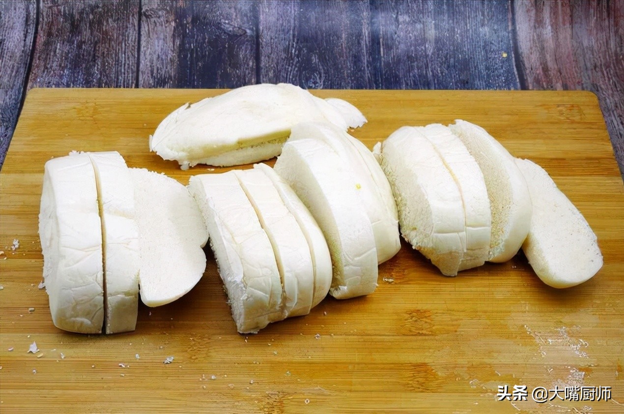 鸡蛋馒头片怎么裹得蛋液多,馒头切成小块裹上蛋液的做法