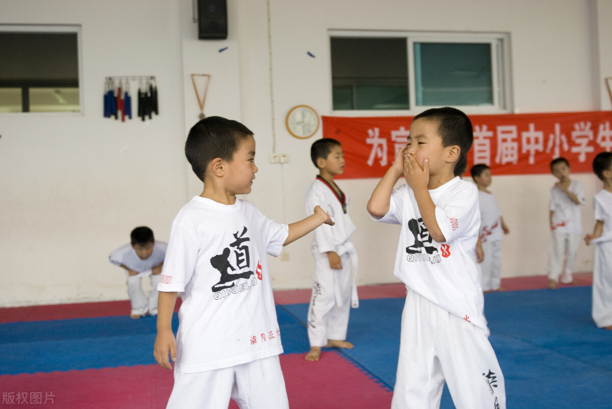 胖墩杀手,美艳娇妻从不惯着他,一根皮带勒着他肚子为他瘦身