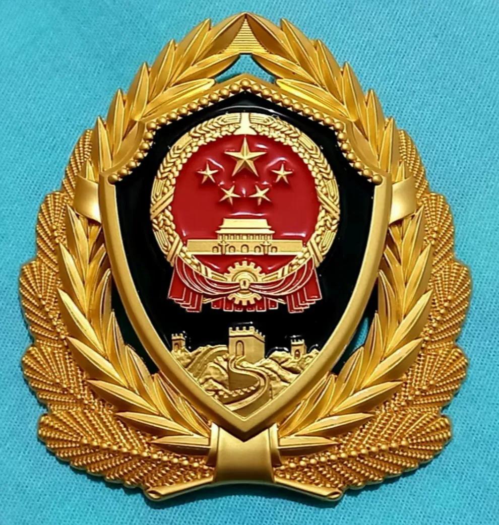 毛启国：*队军***警武**公安消防帽徽鉴赏