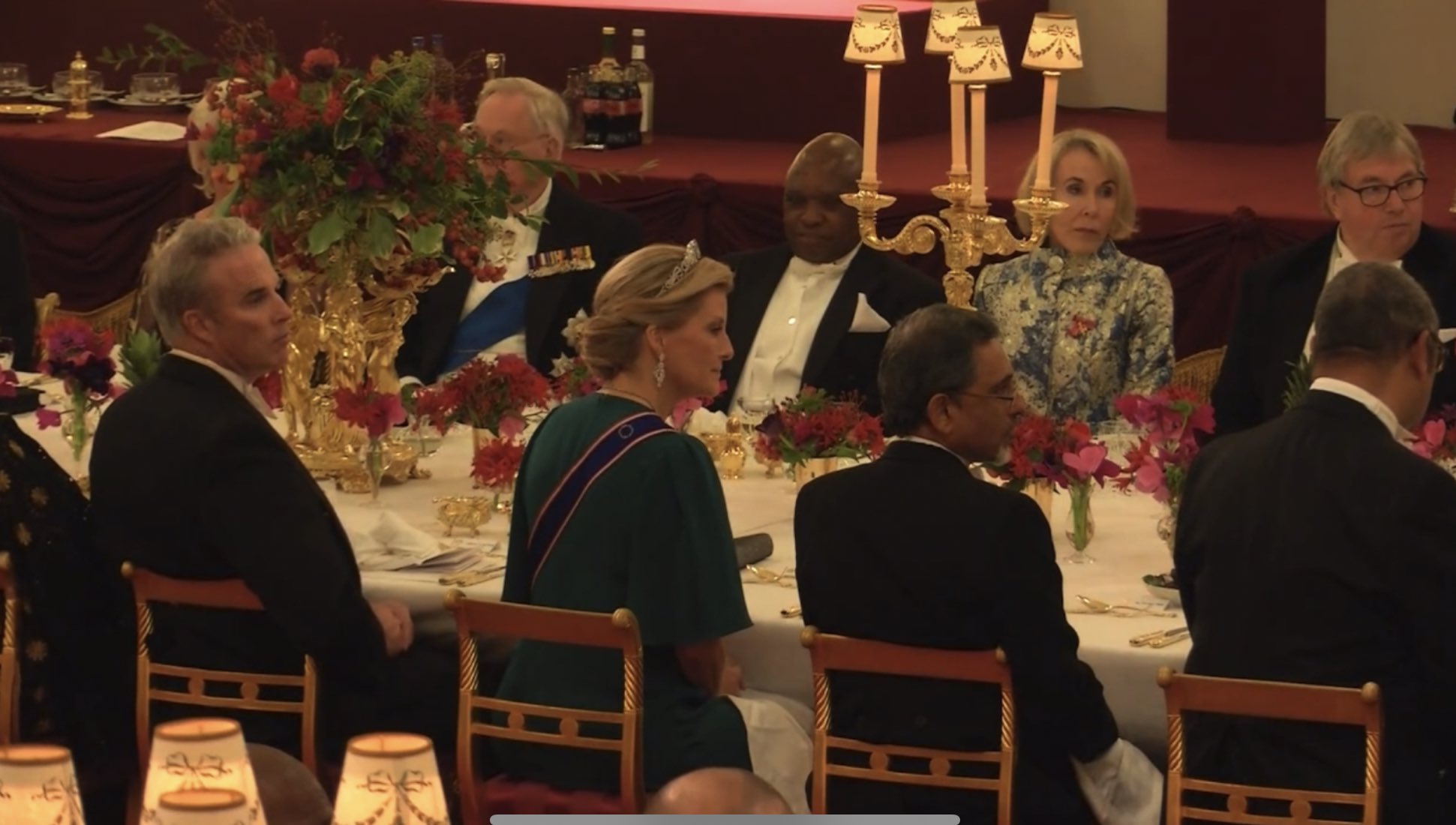 国宴显尊卑！卡米拉戴全套蓝宝石，凯特王妃用珍珠致敬女王和戴妃