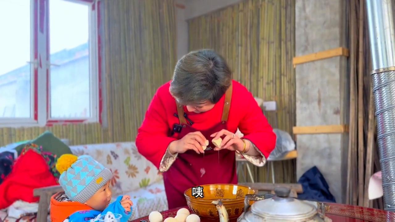 蛋皮怎么做煎熟是金黄色,勺子做蛋皮卷肉