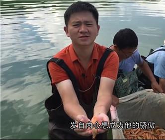 小伙养泥鳅年入百万,90后小伙养变异泥鳅