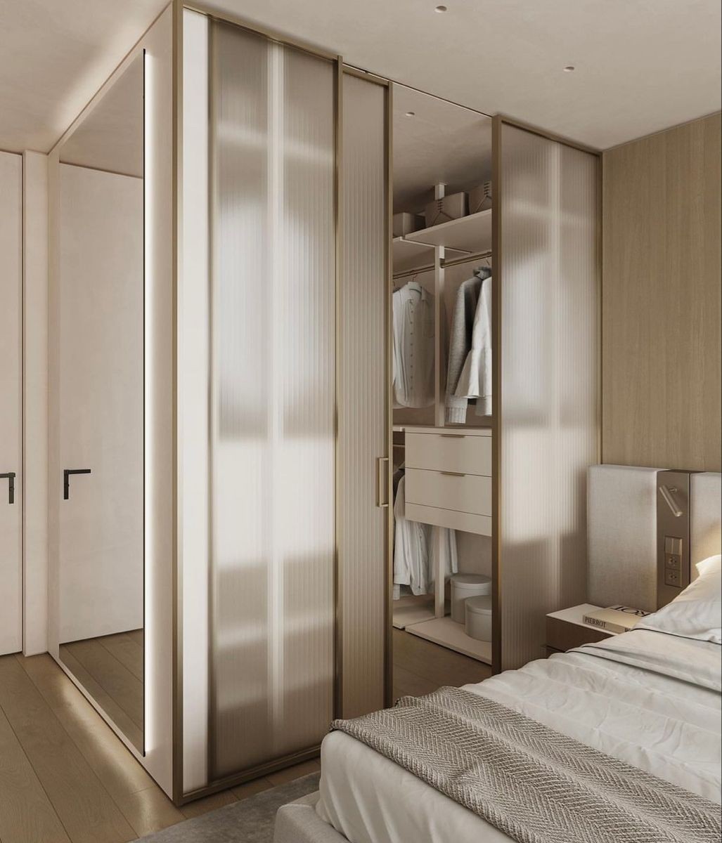 衣帽间柜门玻璃门设计,衣帽间转角设计连折叠玻璃门