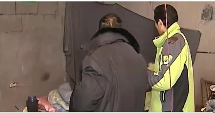 30岁男子不工作在家啃老,22岁小伙子不上班在家啃老