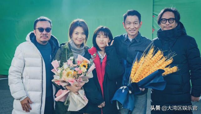 易烊千玺周冬雨星辰大海拍摄花絮,奇迹笨小孩易烊千玺首映图片