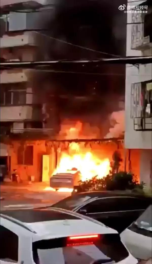 雷克萨斯行驶中自燃爆炸,雷克萨斯车自燃事件