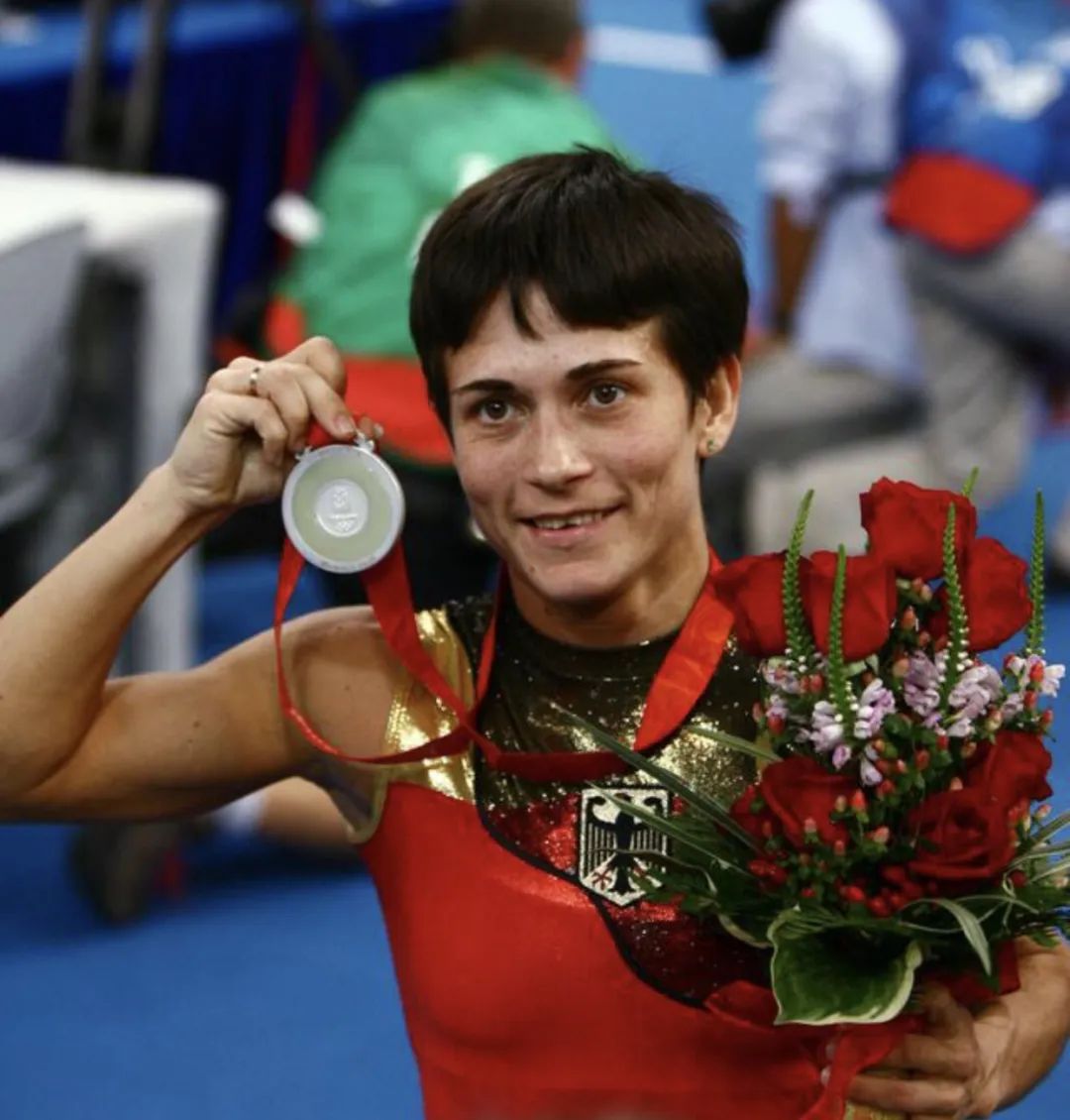 在这路遥马急的人间下一句是什么,在路遥马急的人间真的有人爱你吗