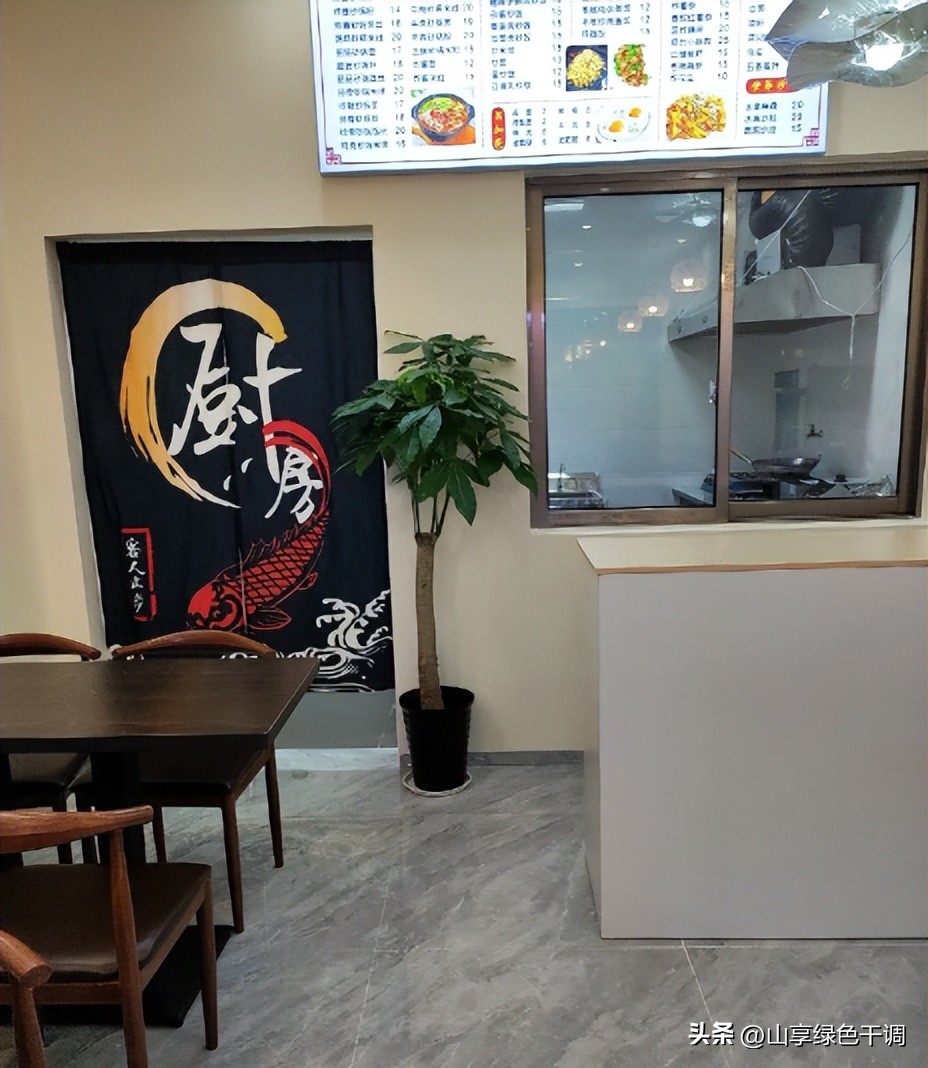 女子放弃工作摆摊月入9万,5万块钱开米线店