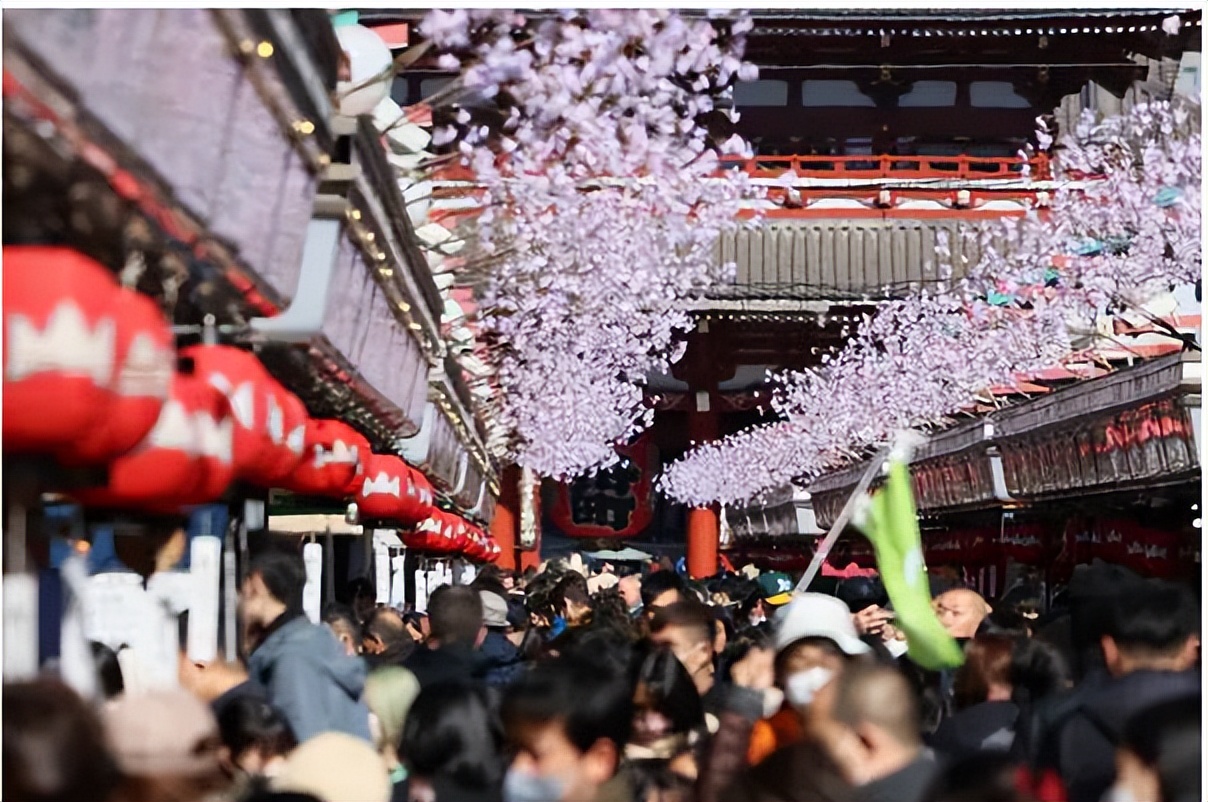 韩国史无前例的“GoJAPAN”热潮，顾客排起了长队