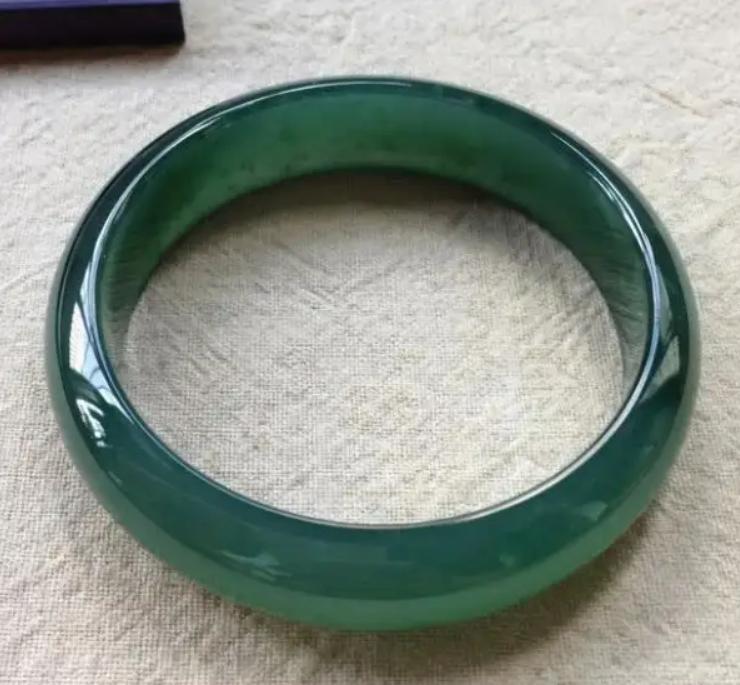 蓝水油青翡翠多少钱,油青翡翠原石和蓝水的区别