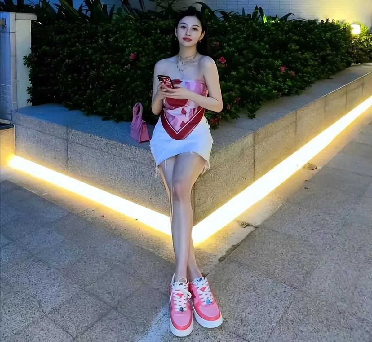 邱淑贞17岁二女儿穿露脐装,邱淑贞早年穿搭