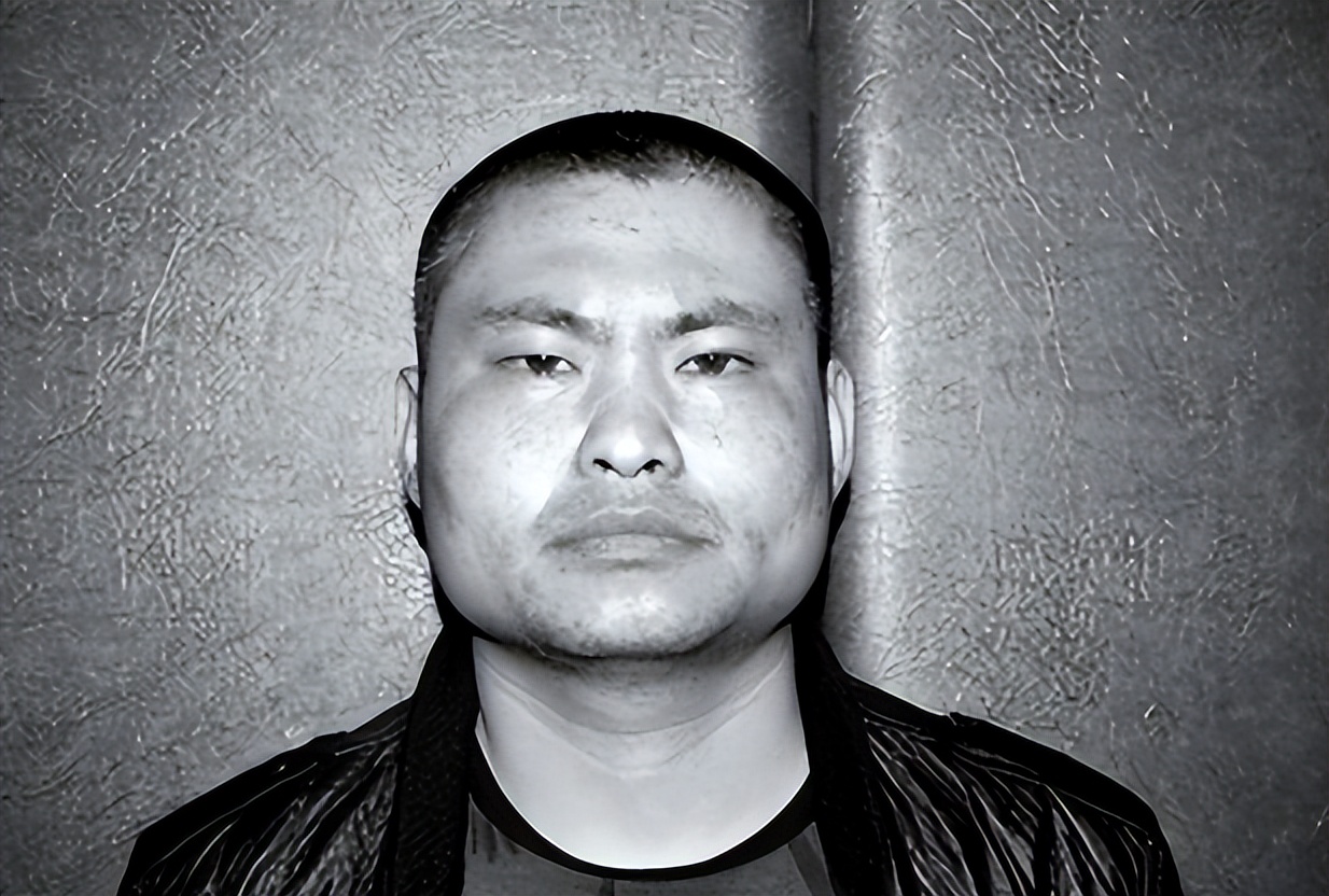 东北“五毒教母”的荒唐人生：年过5旬*养包**23岁小伙，拉女儿贩毒