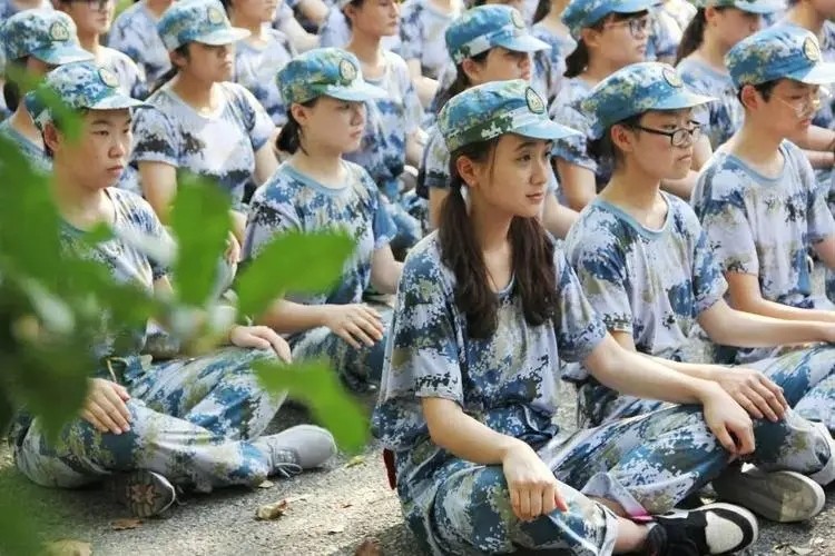 高校礼仪队操场走秀,学校操场走秀大学生