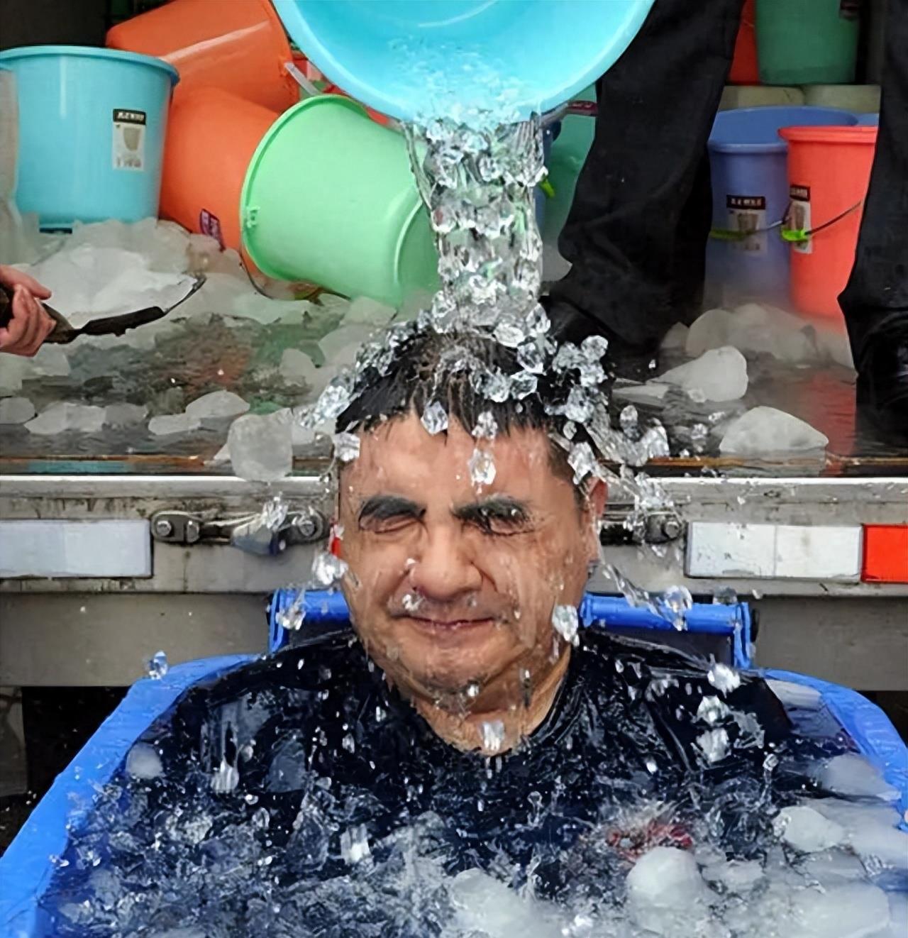 他把现金堆成山，高调捐款20亿后“消失”，如今出现在家种地？