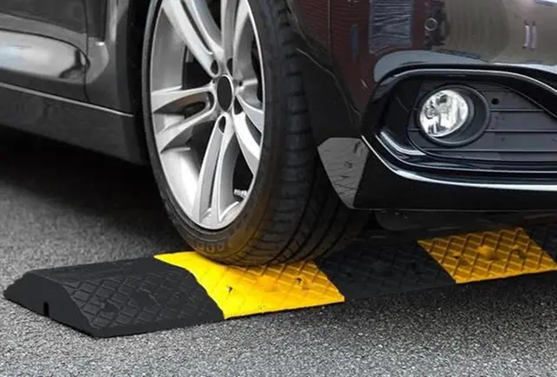 怎样过减速带视频,怎样过减速带才不伤车