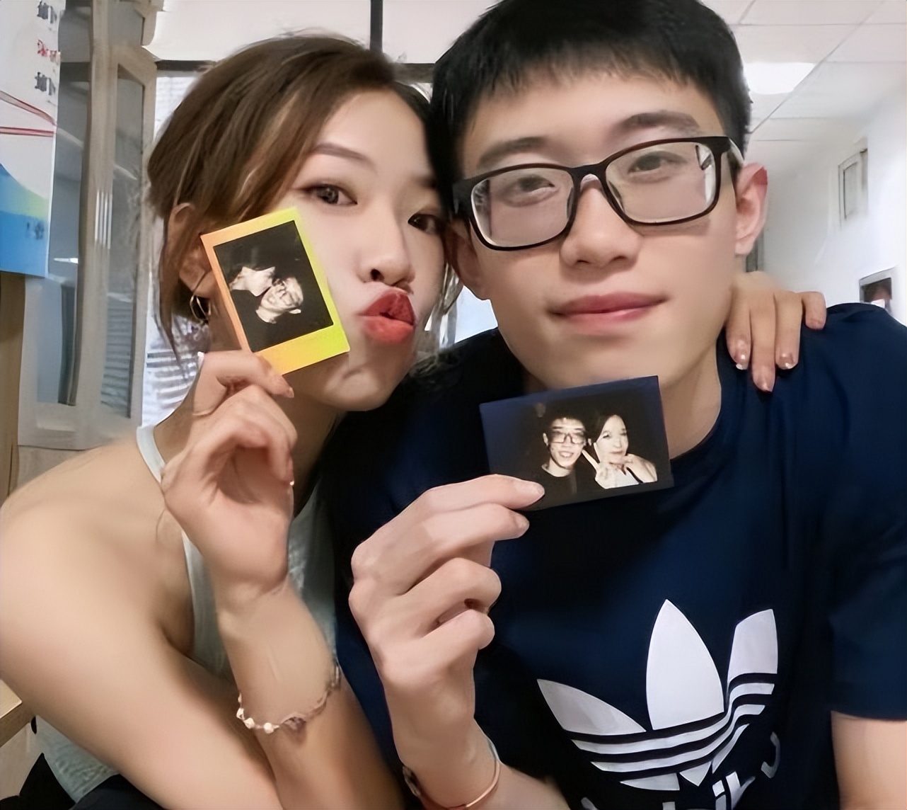 西安这对特困生情侣，穿着普拉达裙子玩着苹果手机