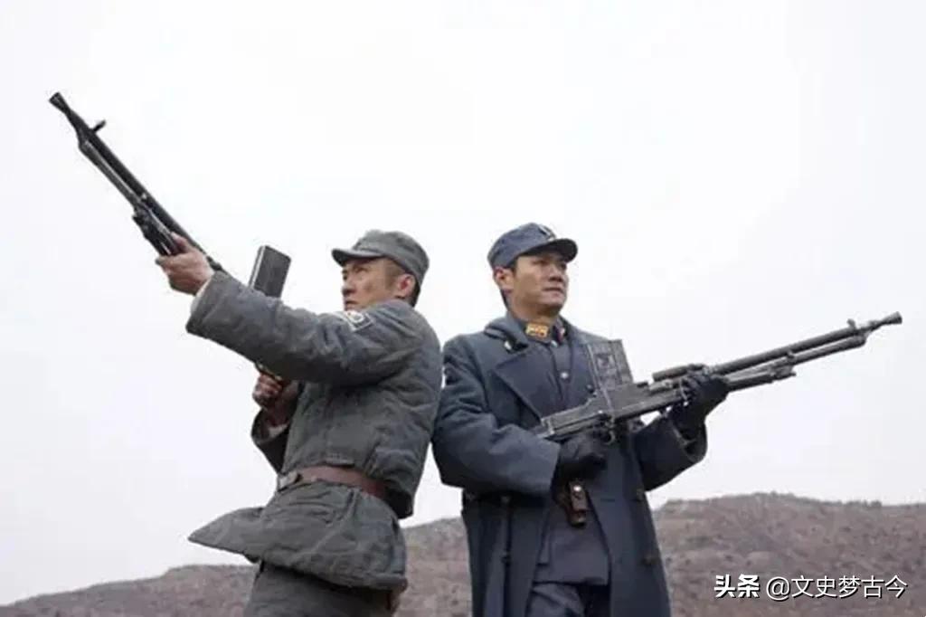 李云龙拿捷克式轻机枪,李云龙拿着捷克式轻机枪的样子