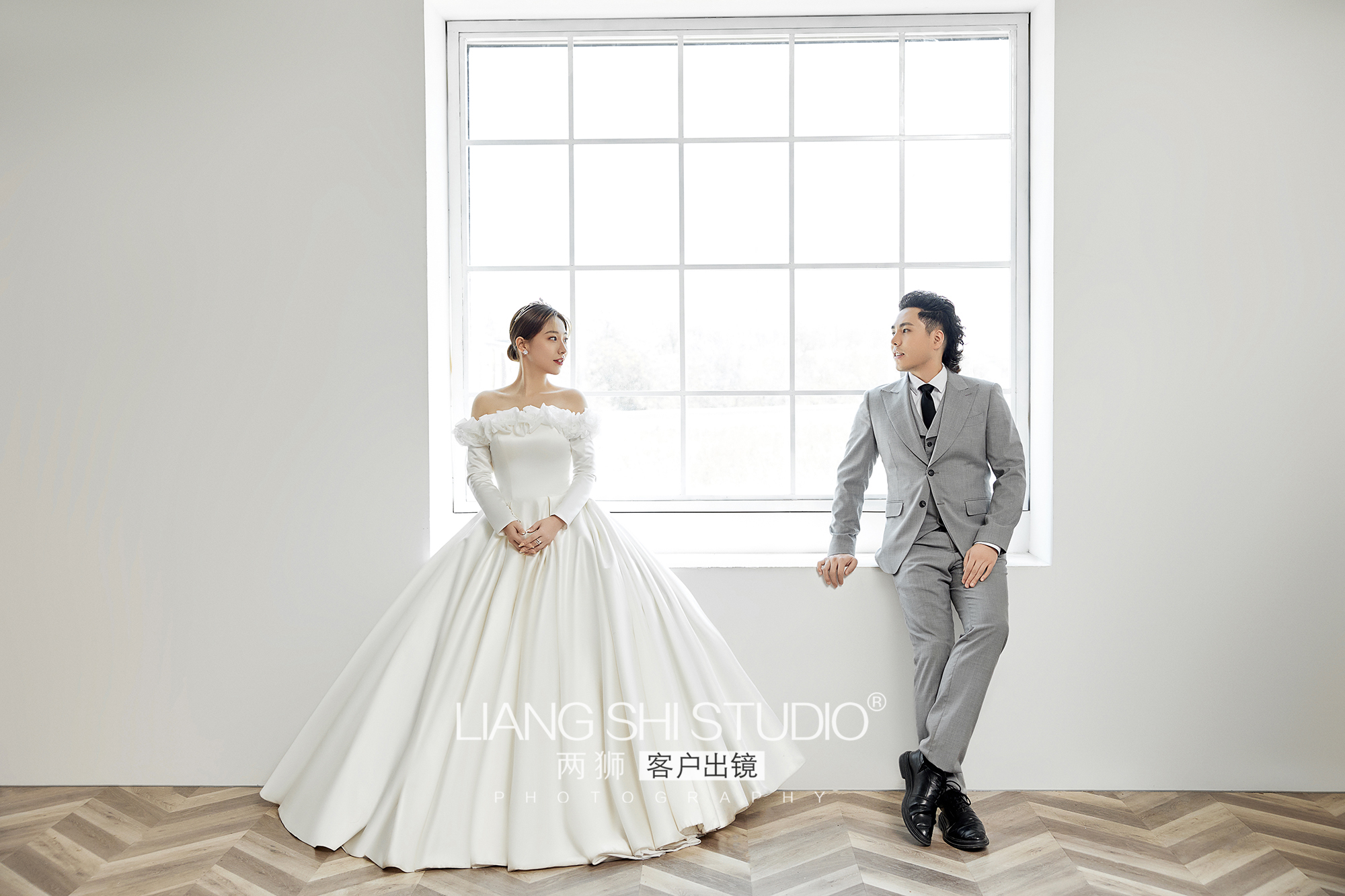 复古婚纱照现代婚纱照,分享一组室内韩式简约婚纱照