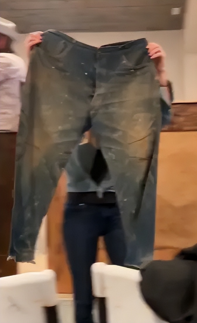 140年前标有*华反**口号的牛仔裤55万元售出，网友：欠中国一个道歉