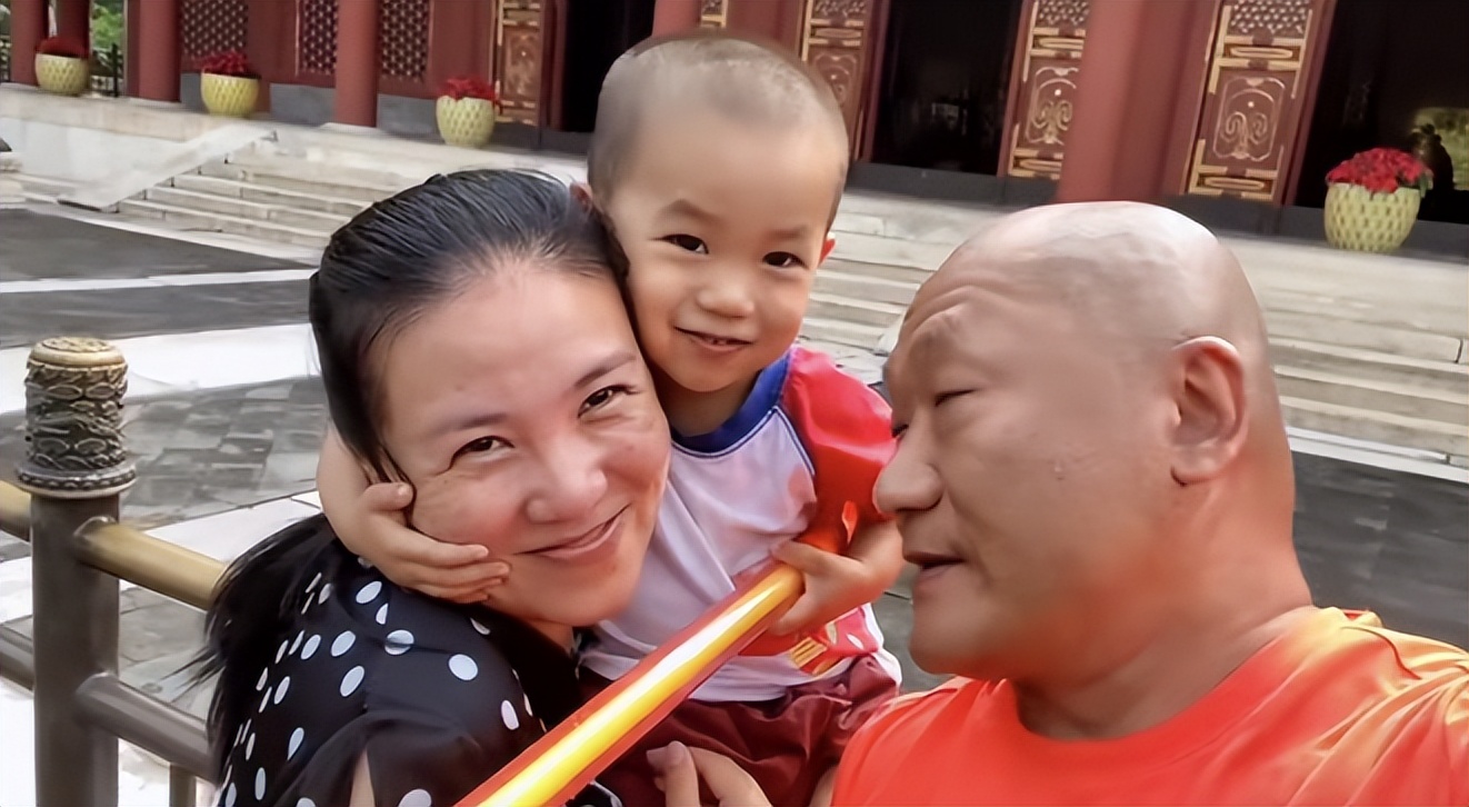 60岁谢东携孕妻上坟引争议,谢东晒全家游玩照