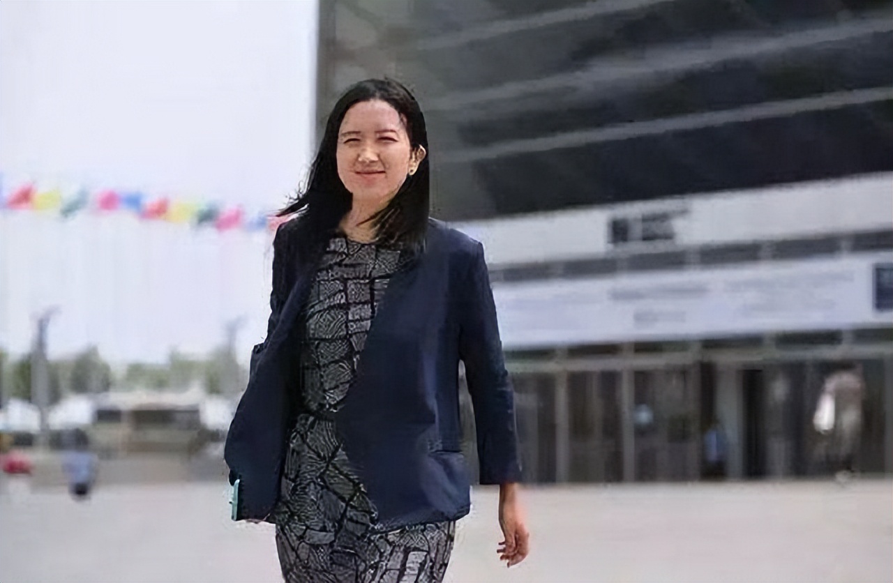 摩拜单车创始人胡玮炜卖了多少钱,ofo共享单车的创始人戴威