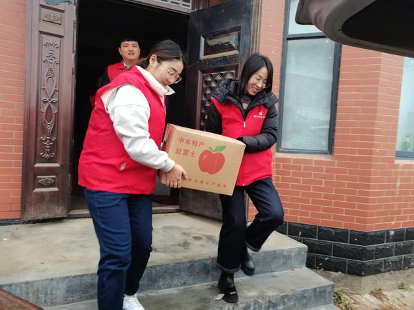 苹果滞销老农,老农万斤苹果滞销