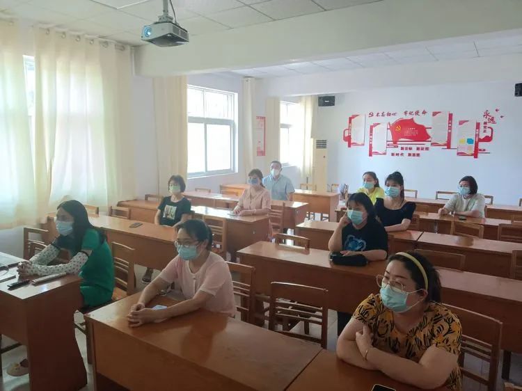 社区党员发挥先锋模范带头作用,党员先锋岗争当服务群众标兵