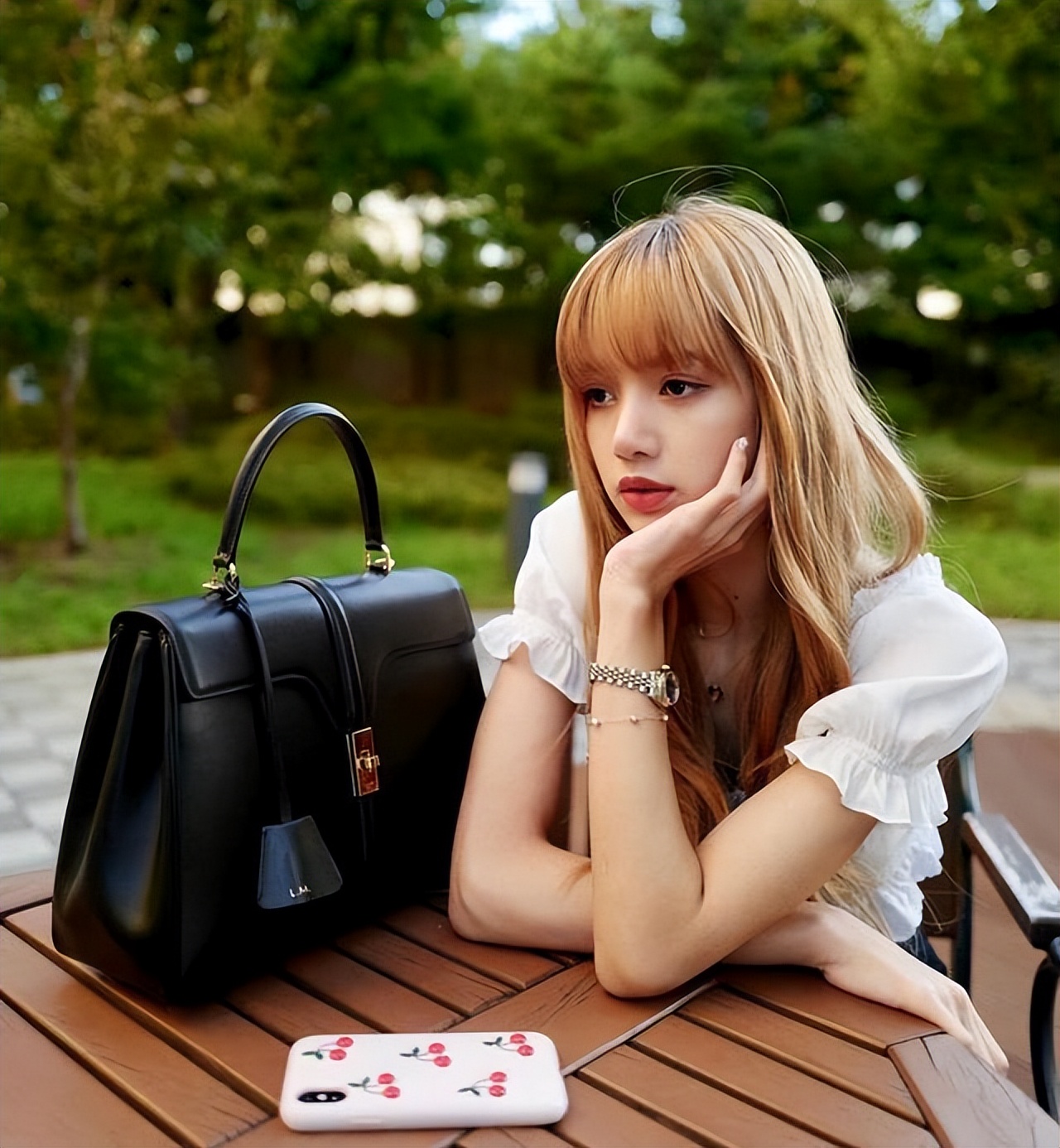 “人间芭比”Lisa：靠一个动作成顶流巨星，年仅20岁坐拥过亿身价