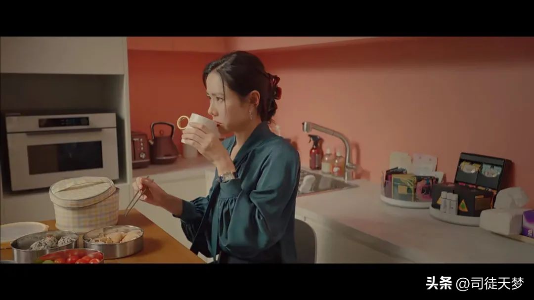 41岁女神“嫁给初恋”，比老公颜值更高的是她的衣品照着穿美绝了