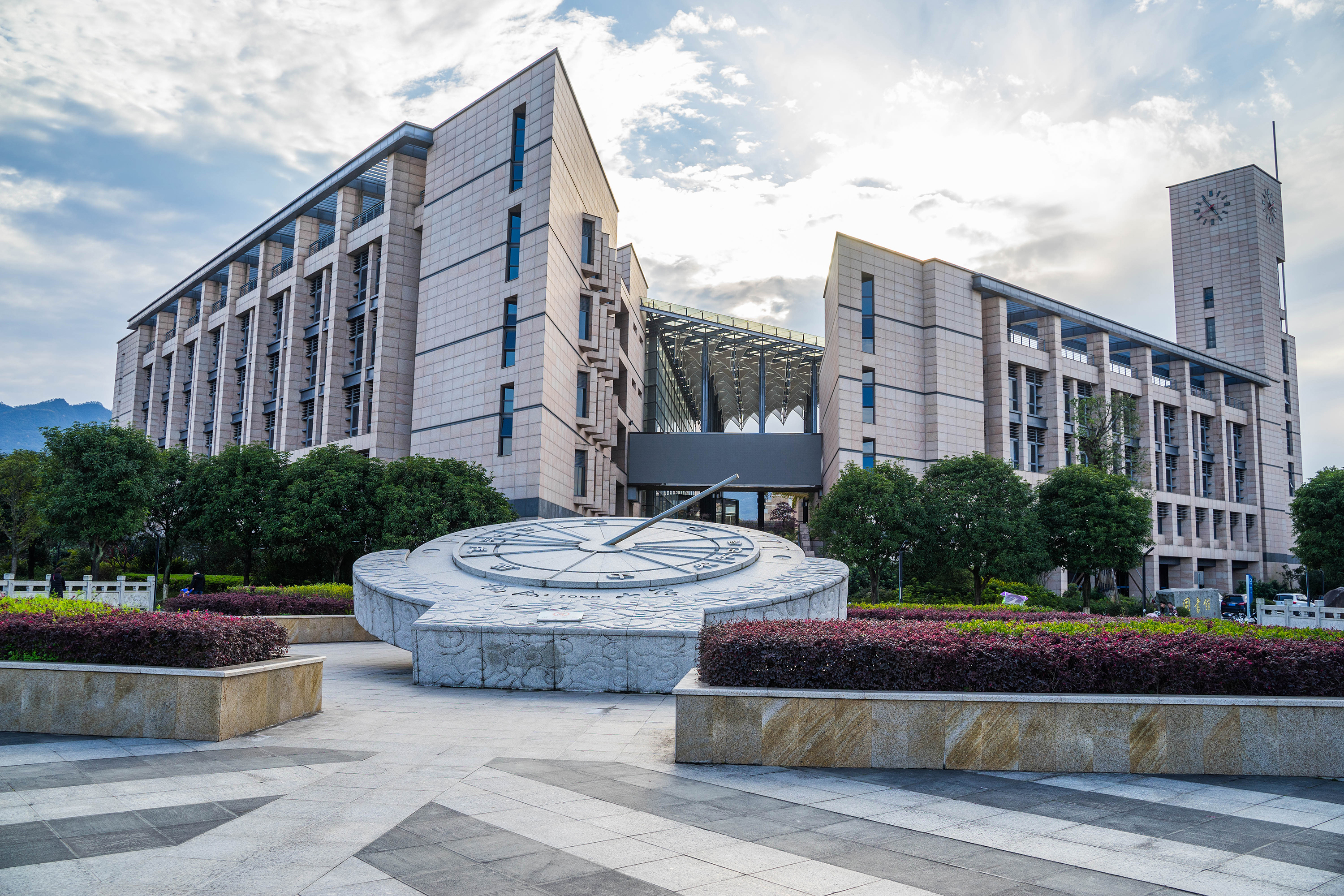 郑州三大有名大学,福州大学郑州大学南昌大学哪个好