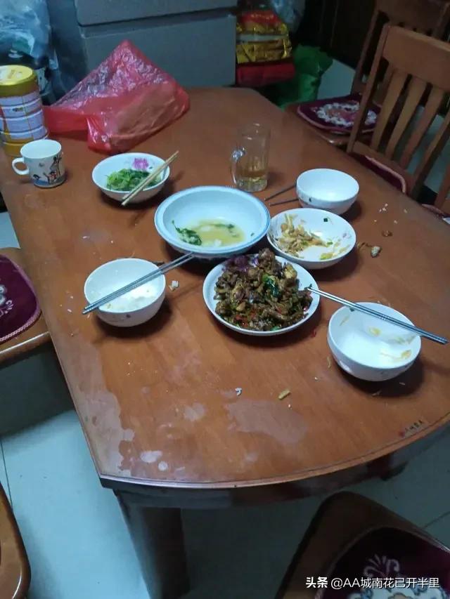 老公先斩后奏花2000多买了这丑不拉几的桌子,我真的好想扔了……