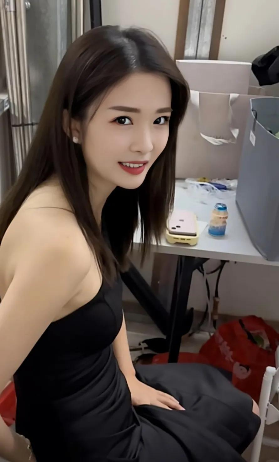 黑色衣服又简约又好看,黑色衣服显庄重而不失优雅