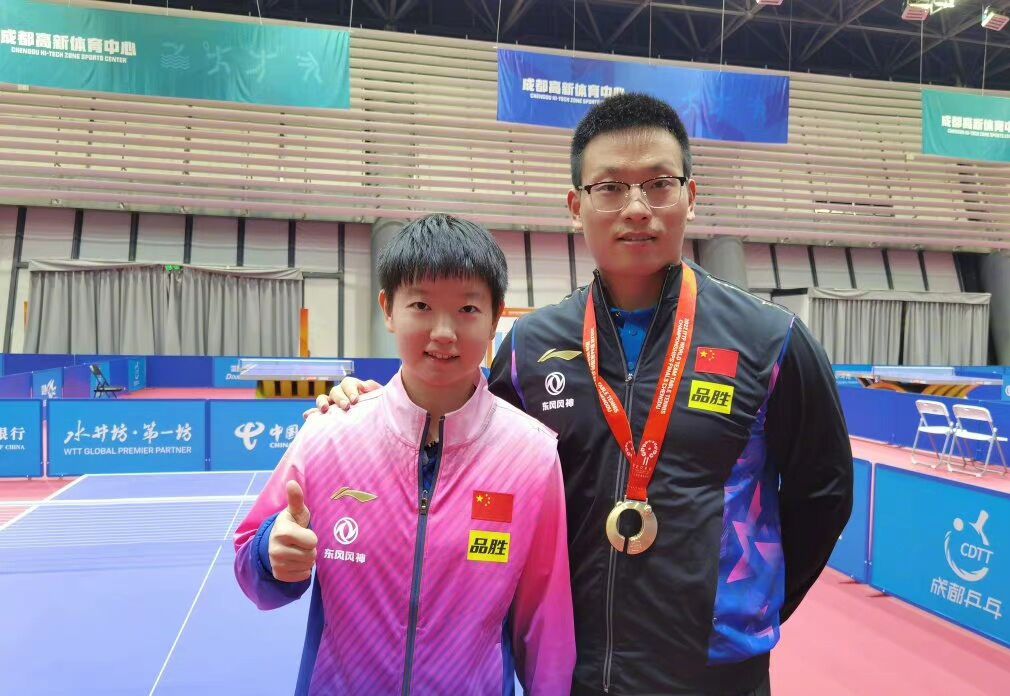 孙颖莎夺冠教练邱贻可激动,孙颖莎夺冠给观众送球