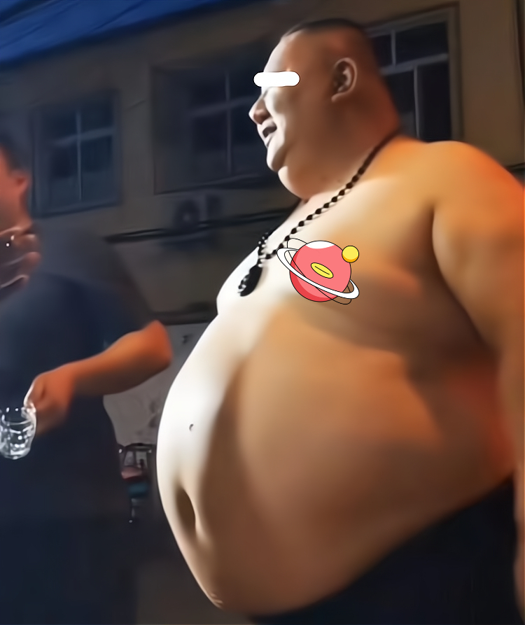 男子喝酒喝出超大啤酒肚,男生喝酒后的超大啤酒肚